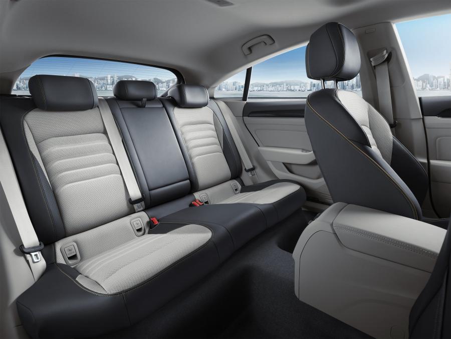 Интерьер Volkswagen Passat CC 2018 года  (CN) (фото 6 из 29)